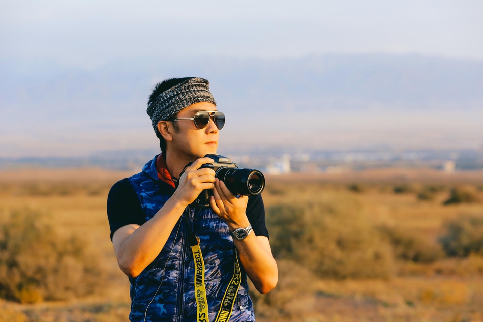 49岁林依轮戴潮酷头酷帅有型 持相机追骆驼拍大片十分专业