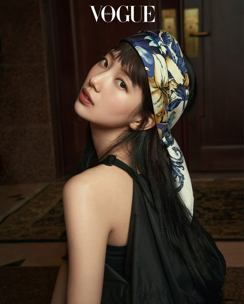 秀智登《Vogue》杂志拍大片 戴头巾造型亮眼时尚