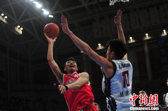 球员在比赛中。 于海洋 摄