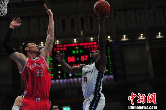 球员在比赛中。 于海洋 摄