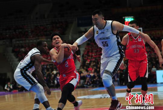 球员在比赛中。 于海洋 摄