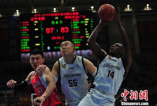 球员在比赛中。 于海洋 摄