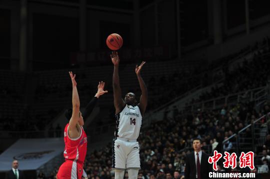 球员在比赛中。 于海洋 摄