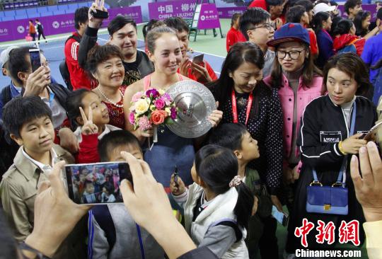 资料图:2016年ITF国际女子网球巡回赛柳州站单打,斯托亚诺维奇与观众合影。 朱柳融 摄