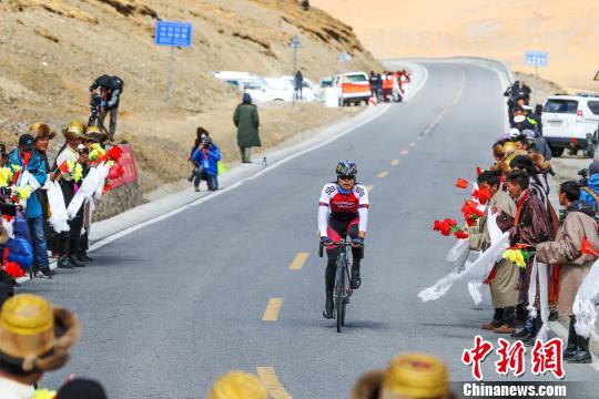 图为17日,在“2018首届跨喜马拉雅自行车极限赛”第二赛段的比赛中,在当地各族民众的加油助威声中,曾夺得16日第一赛段男子公路组,的Ubike U车队车手马泽全第8个冲过终点线。 自治区体育局苏鸿滨供图 摄