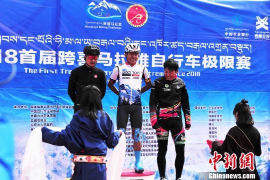 图为17日,在“2018首届跨喜马拉雅自行车极限赛”第二赛段的比赛中,来自行者加雪龙车队的新疆车手土尔松江·布尔力克(中)获得男子公路组的,。 张伟 摄