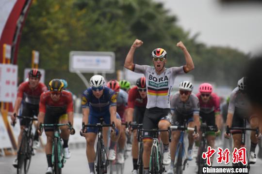 ͼΪ24��Ĳ���-��˹���ų������ᳵ����˹��������������յ�˲�䡣���Ᾰ ��