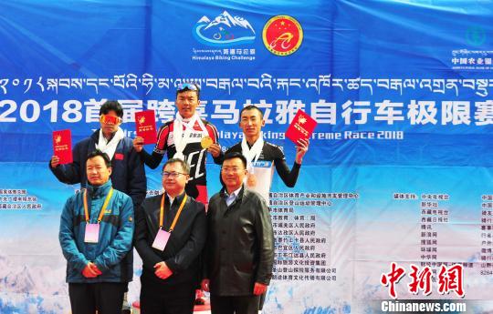 图为17日,在“2018首届跨喜马拉雅自行车极限赛”第二赛段的比赛中,来自艾维中国车队的车手魏魁(后排中)再次夺得男子山地组的,。 张伟 摄