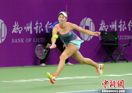 资料图:2016年ITF国际女子网球巡回赛柳州站单打,斯托亚诺维奇比赛画面。 朱柳融 摄
