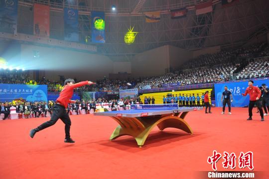 图为中国国家乒乓球队队员冯亚兰和方博为本届赛事开球。 周福宁 摄