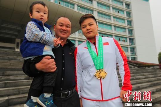 当地市民自发与汪周雨合影留念 钟欣 摄
