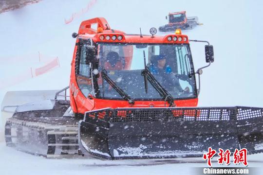图为压雪车。崇礼区委宣传部提供