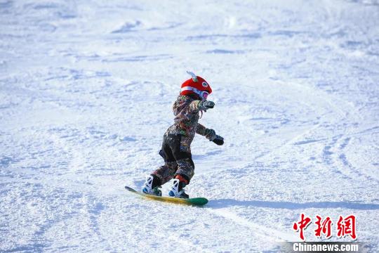 图为在崇礼享受冰雪运动的孩子。崇礼区委宣传部提供