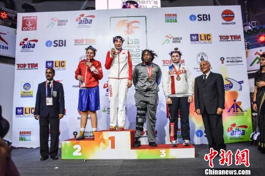 图为杨晓丽站在领奖台,处。 受访者供图 摄