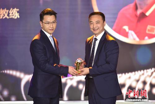 侨鑫集团执行总裁Eric Chow为中国女子体操队主教练乔良颁奖。<a target='_blank' href='http://www.chinanews.com/' >中新网</a>记者 翟璐 摄
