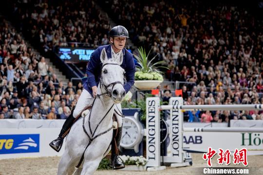 图为骑手在总决赛比赛上。国际马联中文平台供图