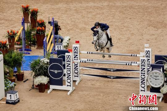 图为骑手在总决赛比赛上。国际马联中文平台供图