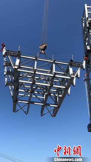 首钢滑雪大跳台主体钢结构第一段桁架梁开始吊装。北京市重大项目办供图