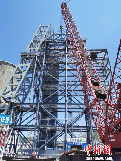 首钢滑雪大跳台主体钢结构第一段桁架梁开始吊装