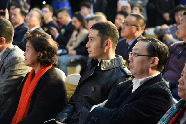 巴萨青岛黄海足校启动 100万!黄晓明助力青训