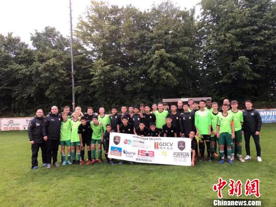 经过“中国天才少年计划”项目选拔出来的16名中国足球小将日前抵达德国,开始了在慕尼黑国际足球学院为期10天的德国集训营。主办方供图