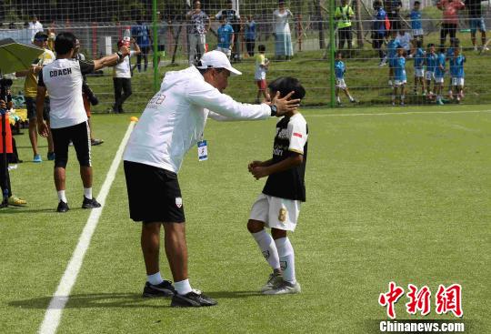 教练为小球员加油鼓劲。 胡耀杰 摄