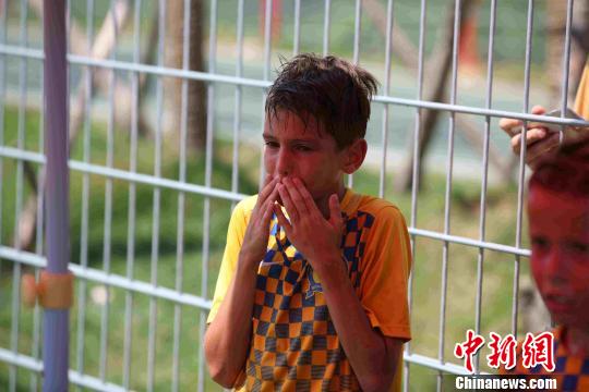 小球员因输掉比赛而伤心哭泣。 胡耀杰 摄