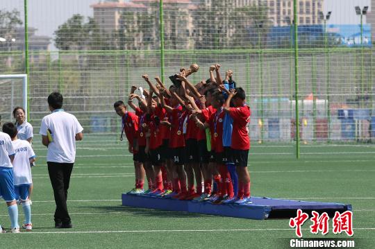 来自中国、巴西、印度尼西亚、美国、乌干达的球队摘得各组别桂冠。 胡耀杰 摄