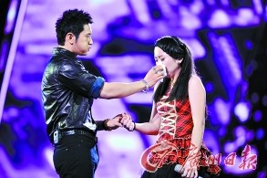 中国梦之声,黄晓明为选手拭泪。