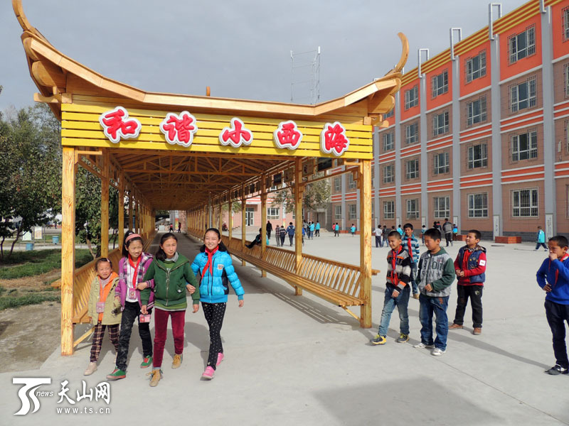 11月3日,博湖县第一小学学生们争先展示印有校徽的新校卡。