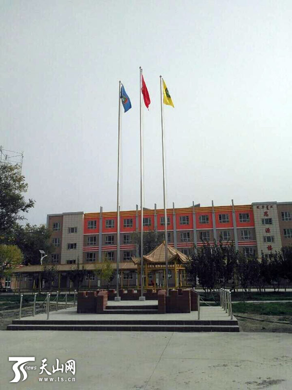 11月3日,博湖县第一小学学生们争先展示印有校徽的新校卡。