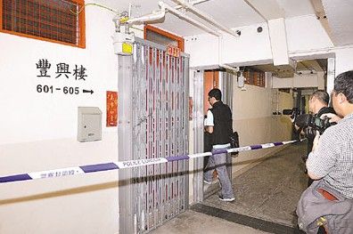 探员事后在烧炭母子单位内调查。来源：香港《文汇报》