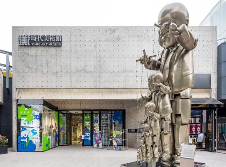 北京时代美术馆诞生于2008年,这是一个难忘的起点,赵燕自豪而怀念地为
