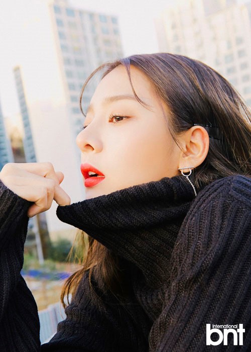 韩星薛仁雅拍时尚写真 气质清冷身材纤瘦-影视图秀