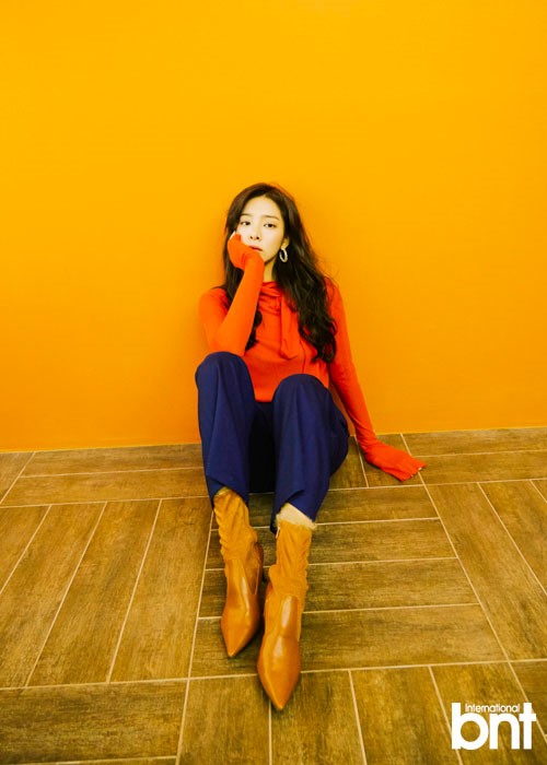 韩星薛仁雅拍时尚写真 气质清冷身材纤瘦-影视图秀