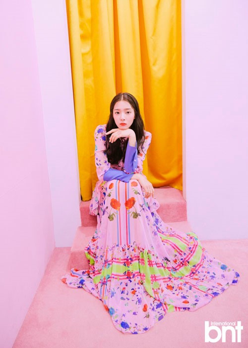 韩星薛仁雅拍时尚写真 气质清冷身材纤瘦-影视图秀