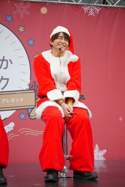 exile小野冢勇人出席圣诞活动与佐藤宽太互喂小笼包