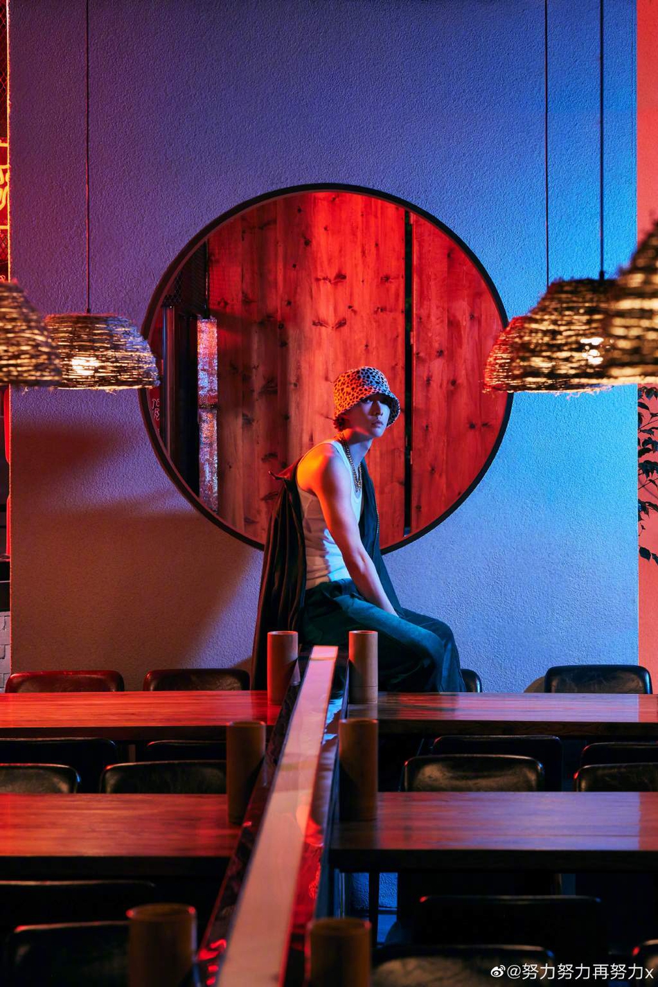 张艺兴戴豹纹渔夫帽时尚感满满 穿白背心大秀手臂肌肉