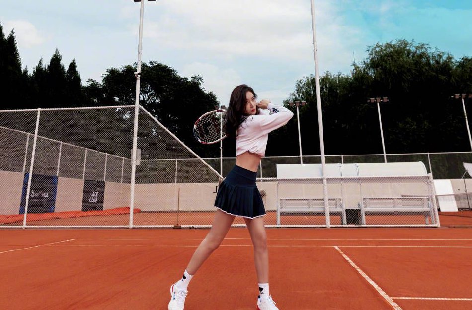 袁姗姗网球运动风写真释出 穿短衫露腹肌长腿身材好