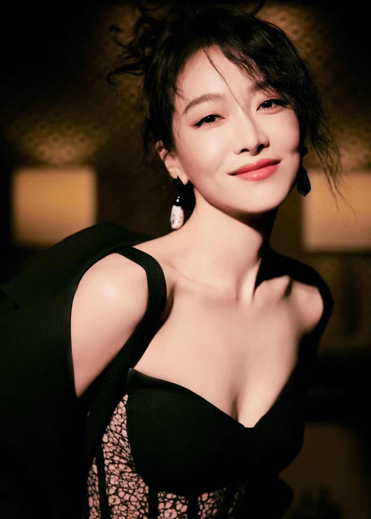 宋茜穿黑色蕾丝胸衣又美又飒