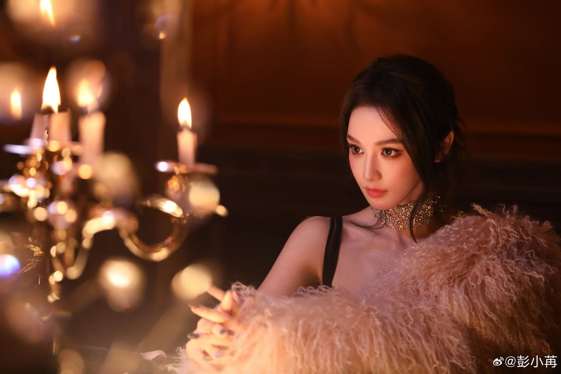 彭小苒黑裙红唇冷艳感拉满 35岁状态超绝