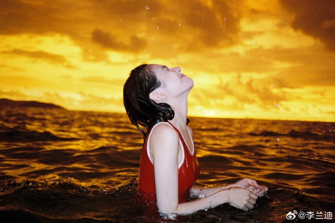 �����ϴ���ɫӾ���������� 