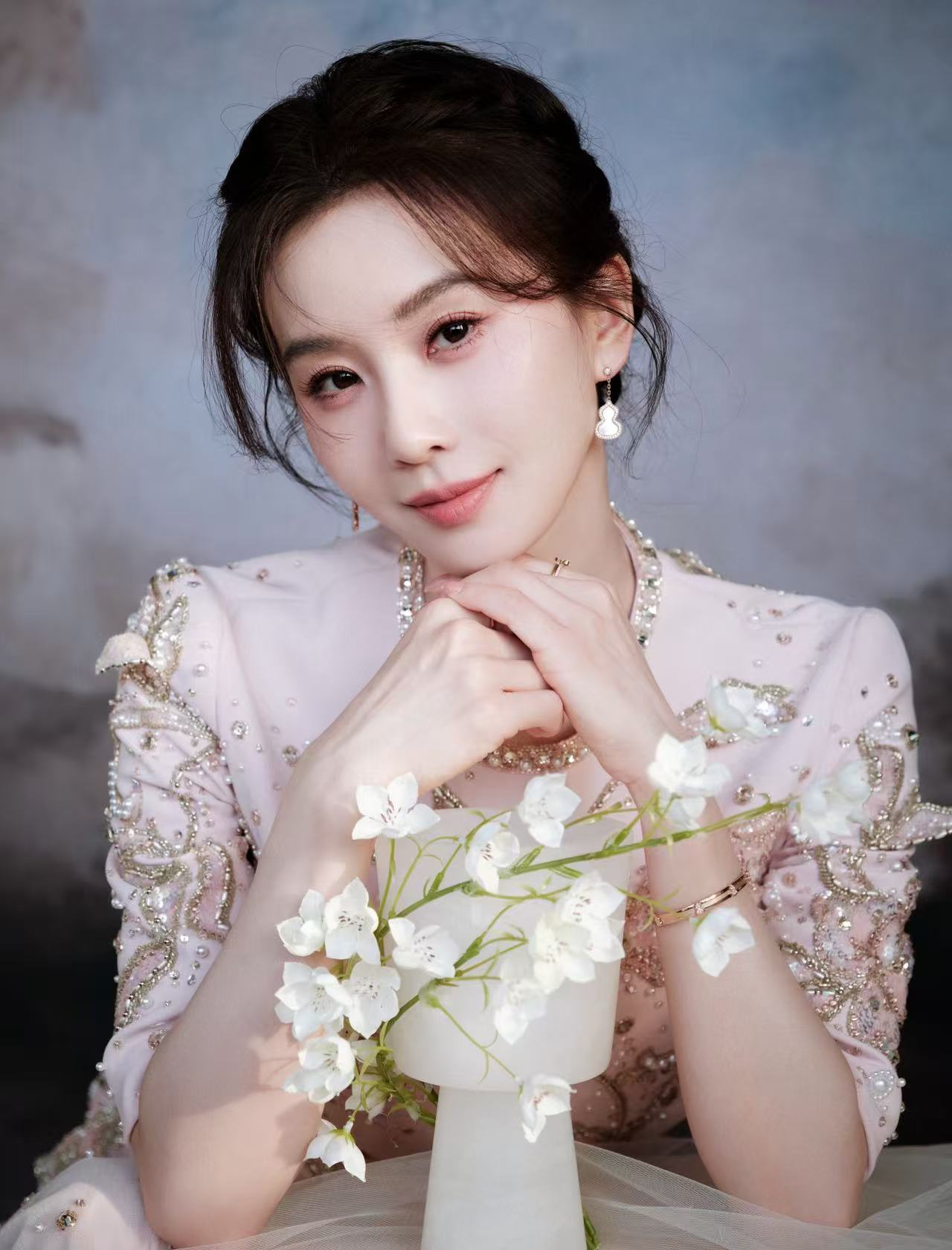 刘诗诗穿中式长裙变花仙子 盘发造型好优雅