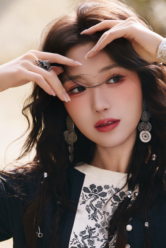 毛晓彤穿民族风服饰 长发飞扬浪漫自由