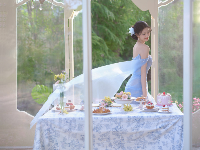 王楚然穿冰蓝露肩纱裙 回眸灵动梦幻迷人