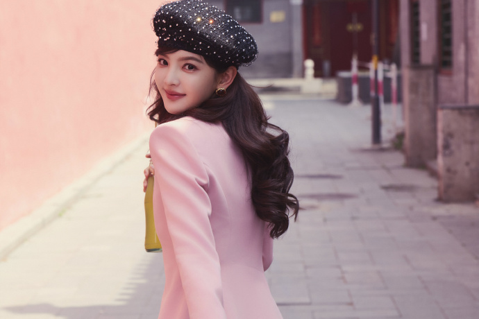 章若楠穿粉裙胡同里漫步 对镜甜笑惊艳回眸