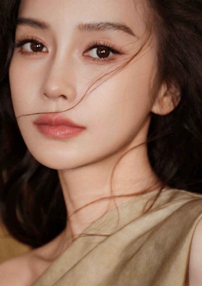 杨颖身着卡其色复古长裙 手持花束温婉灵动