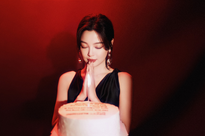 辛芷蕾穿露背吊带裙 性感吸睛明媚动人