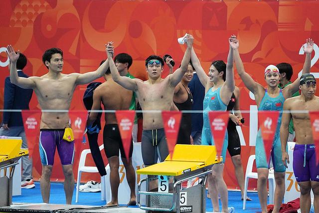 中国队员庆祝男女混合4×100米混合泳接力项目卫冕