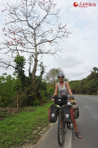 南非女子环球骑行十万余公里到达海南岛 南非女子环球骑行十万余公里到达海南岛